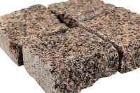 Гранитная брусчатка Ала-Носкуа, колотая 100х100 мм на дорожке | Купить гранитную брусчатку в Санкт-Петербурге | Мощение, ландшафтный дизайн