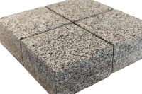 Гранитная брусчатка Каменогорская, пиленая 100х100 мм на дорожке | Купить гранитную брусчатку в Санкт-Петербурге | Мощение, ландшафтный дизайн