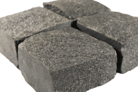 Гранитная брусчатка Габбро, колотая 100х100 мм на дорожке | Купить гранитную брусчатку в Санкт-Петербурге | Мощение, ландшафтный дизайн