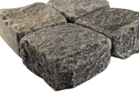 Гранитная брусчатка Габбро, галтованная 100х100 мм на дорожке | Купить гранитную брусчатку в Санкт-Петербурге | Мощение, ландшафтный дизайн