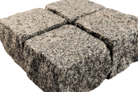 Гранитная брусчатка Каменогорская, француженка 100х100 мм на дорожке | Купить гранитную брусчатку в Санкт-Петербурге | Мощение, ландшафтный дизайн